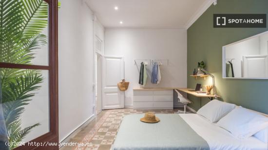 Se alquila habitación en el apartamento de 6 dormitorios en El Raval, Barcelona. - BARCELONA