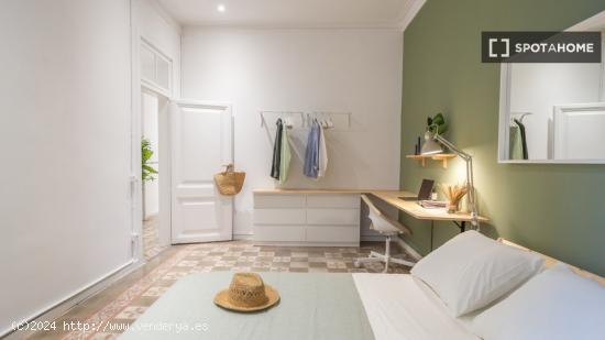 Se alquila habitación en el apartamento de 6 dormitorios en El Raval, Barcelona. - BARCELONA