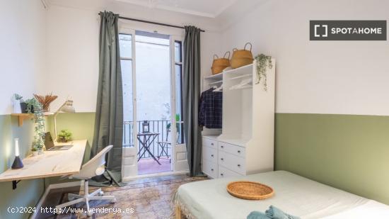 Se alquila habitación en el apartamento de 6 dormitorios en El Raval, Barcelona. - BARCELONA