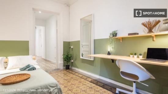 Se alquila habitación en el apartamento de 6 dormitorios en El Raval, Barcelona. - BARCELONA