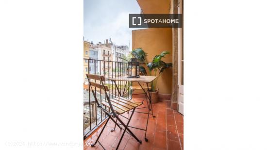 Se alquila habitación en el apartamento de 6 dormitorios en El Raval, Barcelona. - BARCELONA