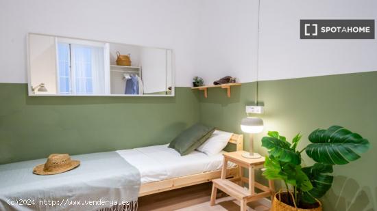 Se alquila habitación en el apartamento de 6 dormitorios en El Raval, Barcelona. - BARCELONA