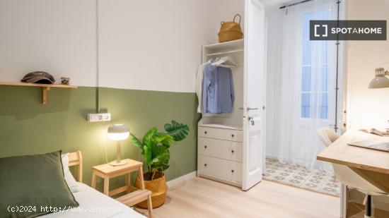 Se alquila habitación en el apartamento de 6 dormitorios en El Raval, Barcelona. - BARCELONA