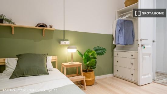 Se alquila habitación en el apartamento de 6 dormitorios en El Raval, Barcelona. - BARCELONA