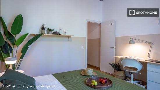 Se alquila habitación en piso de 4 dormitorios en Barcelona - BARCELONA