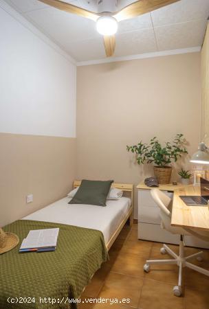  Se alquila habitación en piso de 4 dormitorios en Barcelona - BARCELONA 