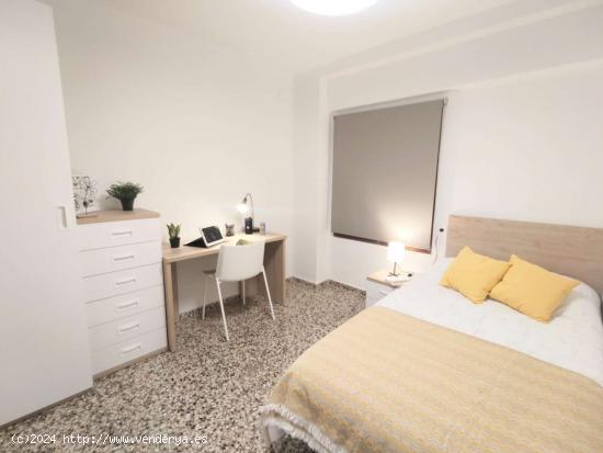  Se alquila habitación en apartamento de 5 dormitorios en Montcada, Valencia - VALENCIA 