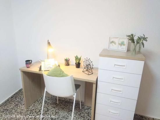  Se alquila habitación en apartamento de 5 dormitorios en Montcada, Valencia - VALENCIA 