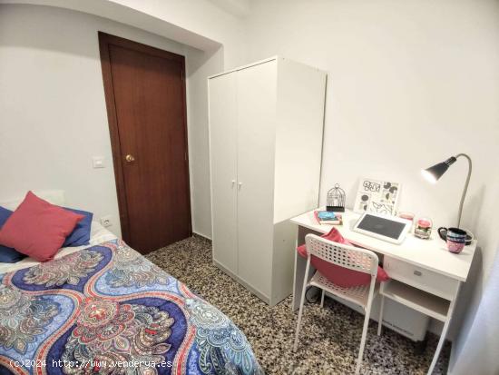  Se alquila habitación en apartamento de 5 dormitorios en Montcada, Valencia - VALENCIA 