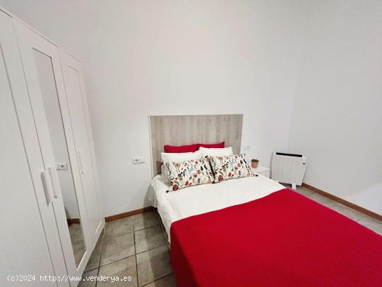 Habitación con cama de matrimonio en piso compartido en Barcelona - BARCELONA