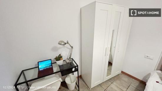 Habitación con cama de matrimonio en piso compartido en Barcelona - BARCELONA