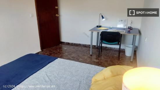 Se alquila habitación en piso de 7 habitaciones en Paterna, Valencia - VALENCIA