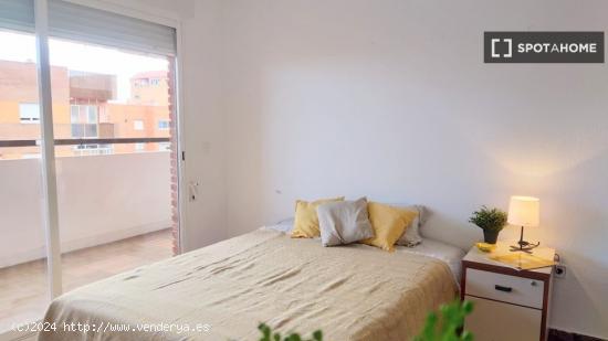 Se alquila habitación en piso de 7 habitaciones en Paterna, Valencia - VALENCIA