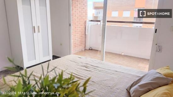 Se alquila habitación en piso de 7 habitaciones en Paterna, Valencia - VALENCIA