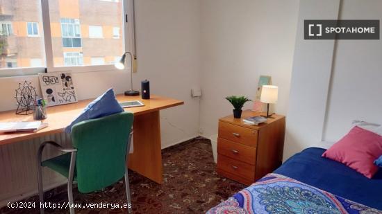 Se alquila habitación en piso de 7 habitaciones en Paterna, Valencia - VALENCIA