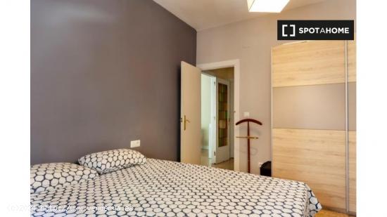 Habitación en piso de 4 dormitorios en el Eixample Dreta. - BARCELONA