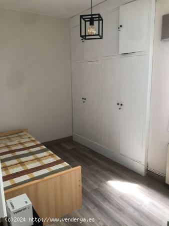 Se alquila habitación en piso de 4 dormitorios en Delicias, Zaragoza - ZARAGOZA