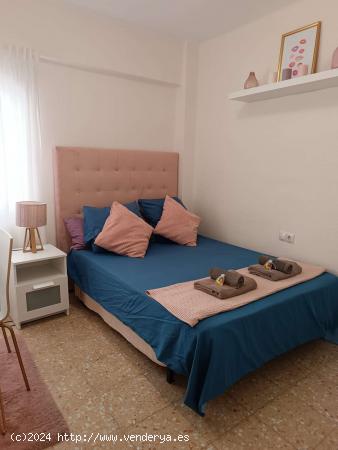  Se alquila habitación en piso de 4 dormitorios en Valencia - VALENCIA 