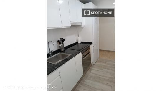 Se alquila habitación en piso de 4 dormitorios en Valencia - VALENCIA