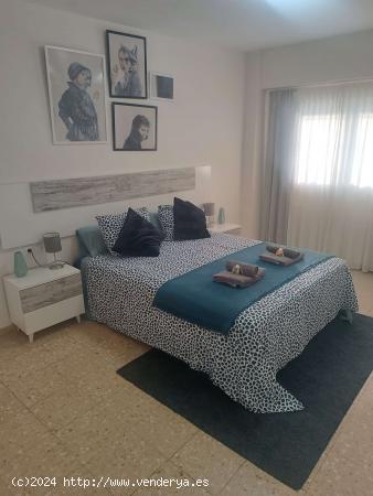 Se alquila habitación en piso de 4 dormitorios en Valencia - VALENCIA