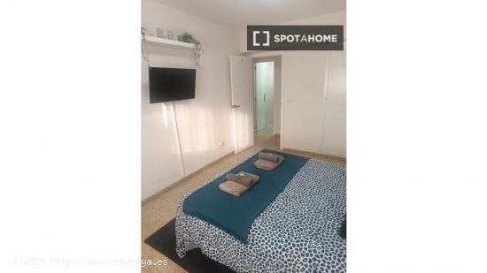 Se alquila habitación en piso de 4 dormitorios en Valencia - VALENCIA