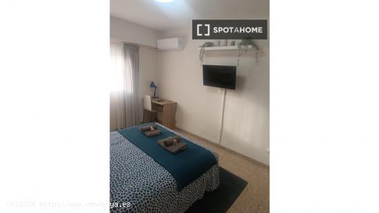 Se alquila habitación en piso de 4 dormitorios en Valencia - VALENCIA