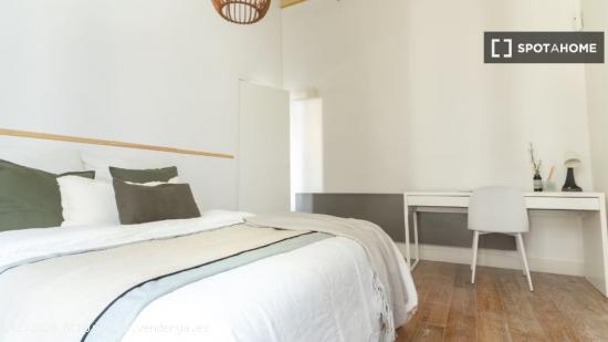 Se alquila habitación en piso de 6 habitaciones en Barcelona - BARCELONA