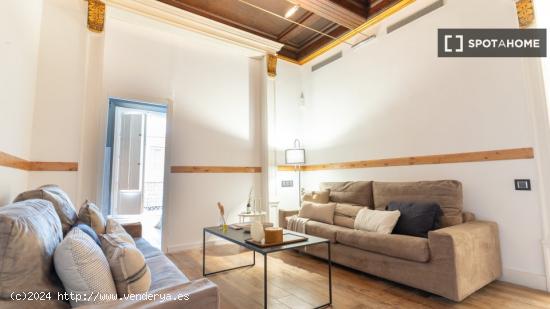 Se alquila habitación en piso de 6 habitaciones en Barcelona - BARCELONA