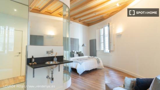 Se alquila habitación en piso de 6 habitaciones en Barcelona - BARCELONA