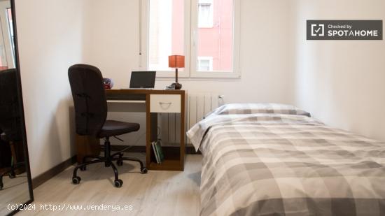 Se alquila habitación en apartamento de 3 dormitorios en Usera - MADRID