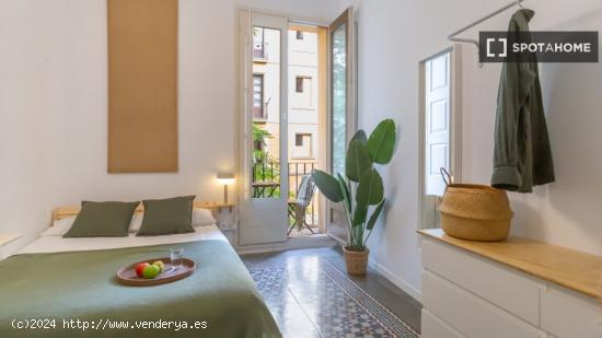 Se alquilan habitaciones en piso de 10 habitaciones en Plaça De La Puntual - BARCELONA