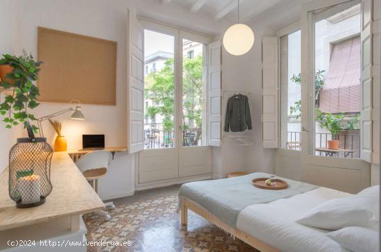 Se alquilan habitaciones en piso de 10 habitaciones en Plaça De La Puntual - BARCELONA