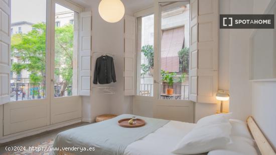 Se alquilan habitaciones en piso de 10 habitaciones en Plaça De La Puntual - BARCELONA