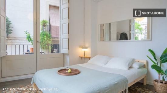 Se alquilan habitaciones en piso de 10 habitaciones en Plaça De La Puntual - BARCELONA