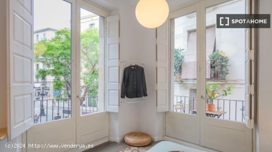 Se alquilan habitaciones en piso de 10 habitaciones en Plaça De La Puntual - BARCELONA