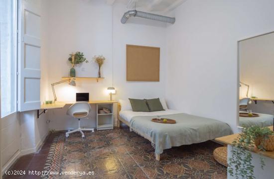 Se alquilan habitaciones en piso de 10 habitaciones en Plaça De La Puntual - BARCELONA