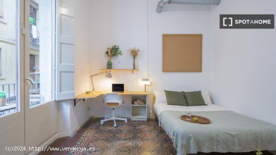 Se alquilan habitaciones en piso de 10 habitaciones en Plaça De La Puntual - BARCELONA