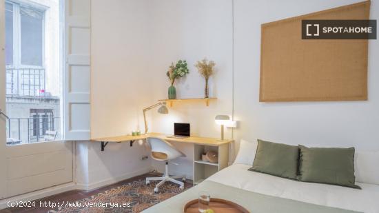 Se alquilan habitaciones en piso de 10 habitaciones en Plaça De La Puntual - BARCELONA