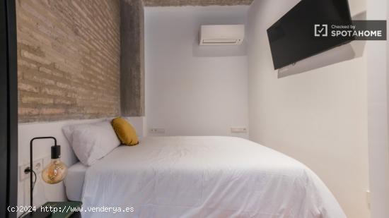 Se alquila habitación en piso de 6 habitaciones en Valencia - VALENCIA