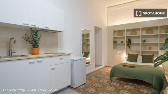 Se alquilan habitaciones en piso de 10 habitaciones en Plaça De La Puntual - BARCELONA