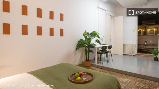 Se alquilan habitaciones en piso de 10 habitaciones en Plaça De La Puntual - BARCELONA