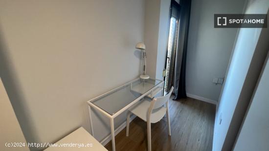 Habitación Moderna en Piso Compartido en Quatre Carreres, Valencia - VALENCIA