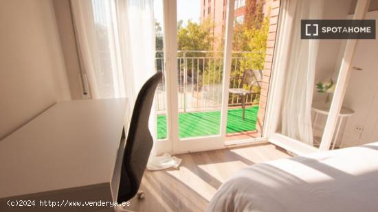 Se alquila habitación en piso de 5 habitaciones en Proveçals del Poblenou, Barcelona - BARCELONA