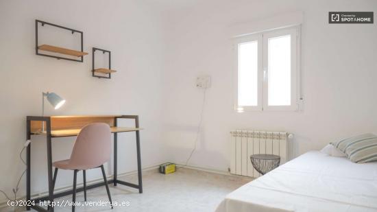 Se alquila habitación en apartamento de 3 dormitorios en Usera - MADRID