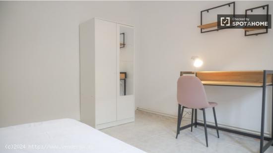 Se alquila habitación en apartamento de 3 dormitorios en Usera - MADRID