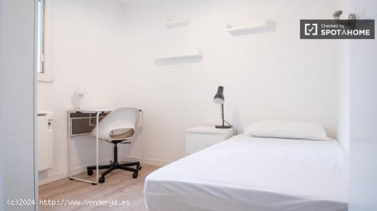 Habitaciones para alquilar en apartamento de 3 dormitorios en Carabanchel - MADRID