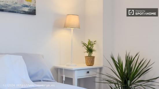 Se alquila habitación en apartamento de 4 dormitorios en Gràcia - BARCELONA