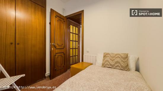 Se alquilan habitaciones en un apartamento de 3 dormitorios en Les Corts - BARCELONA