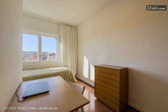 Se alquilan habitaciones en un apartamento de 3 dormitorios en Les Corts - BARCELONA