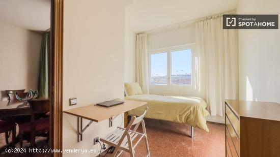 Se alquilan habitaciones en un apartamento de 3 dormitorios en Les Corts - BARCELONA